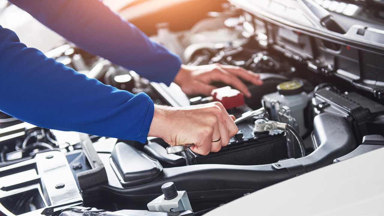 car mechanic with wrench هزینه تعویض باطری به انتخاب هوشمندانه شما بستگی دارد!